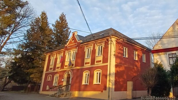 Budova staré školy, kde sídlí třídy prvního stupně