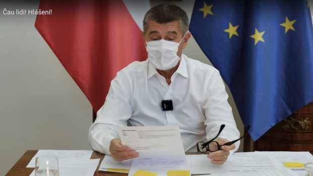 Premiér Andrej Babiš (ANO) při pravidelném hlášení na facebooku četl z papíru vytištěném ve společnosti Imoba