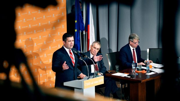 Projevu staronového předsedy ČSSD Jana Hamáčka o stavu strany v úvodu sjezdu přihlížel i prezident Miloš Zeman