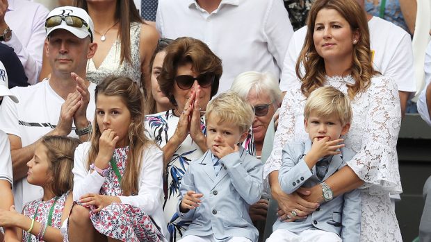 Děti Rogera Federera sledují, jak tatínek přebírá 8. wimbledonskou trofej