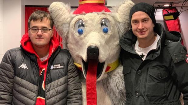 David Rittich (vpravo), jeho bratr Tomáš a maskot Calgary Harvey