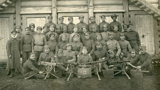 Příslušníci 6. střeleckého pluku Československých legií v Rusku v roce 1917 na snímku ze soukromého archivu Františka Sládka