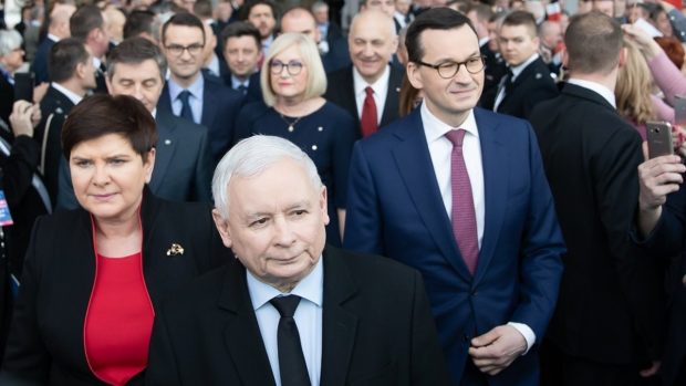 Předseda strany PiS Jarosław Kaczyński s předními politiky strany - vpravo vicepremiérka Beata Szydło, vlevo premiér Mateusz Morawiecki na konferenci strany u Řešova