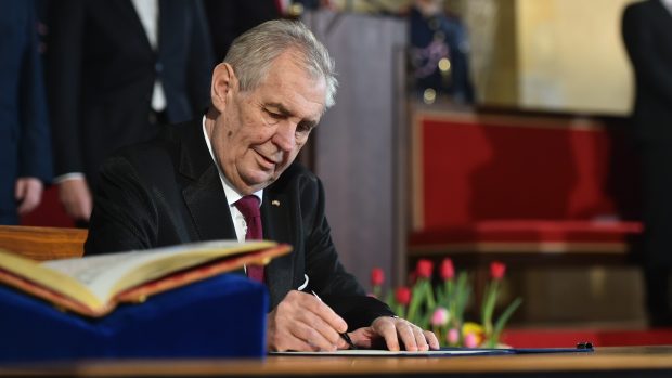 Inagurace prezidenta Miloše Zemana 2018. Miloš Zeman podepisuje prezidentský slib (březen 2018)