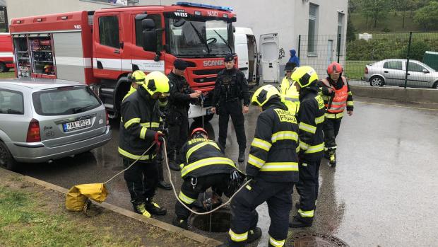 Hasiči prohlédávají kanalizaci v okolí Dejvic.