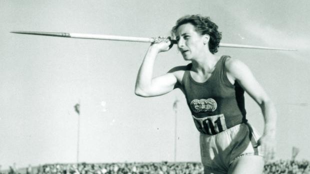 Dana Zátopková při hodu oštěpem