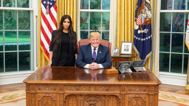 Kim Kardashianová v Bílém domě s Donaldem Trumpem.
