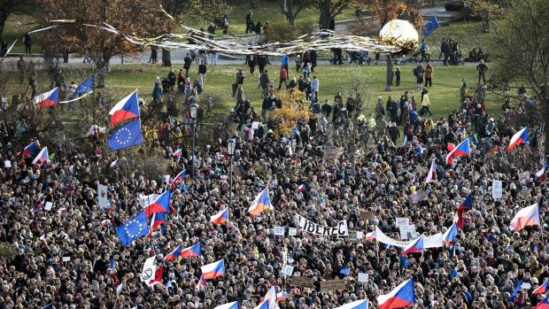 „Byla to významná akce, která ovlivní polický život ve státě k aktivnější politice a možná k lepší koordinaci těch, kteří chtějí hnutí ANO oponovat,“ řekl na České televizi analytik Jan Herzmann.