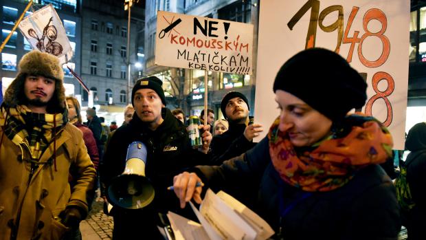 Demonstranti s transparenty na Václavském náměstí.