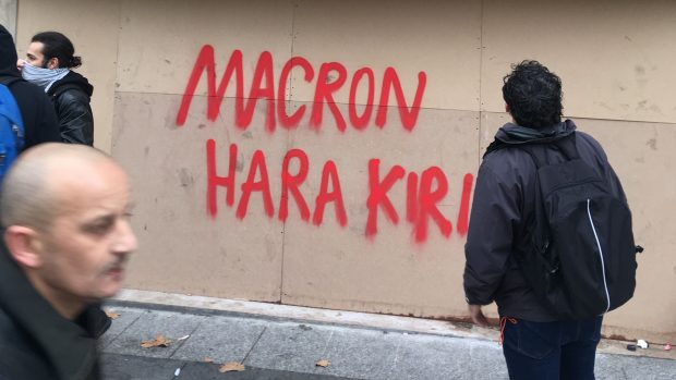 Demonstrace žlutých vest na pařížském bulváru Champs-Élysée v prosinci 2018