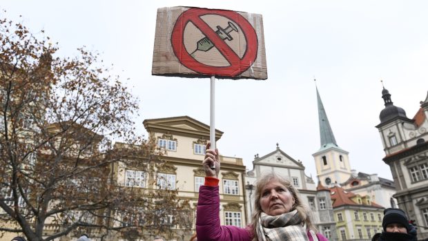 Na Malostranském náměstí demonstrovali odpůrci povinného očkování