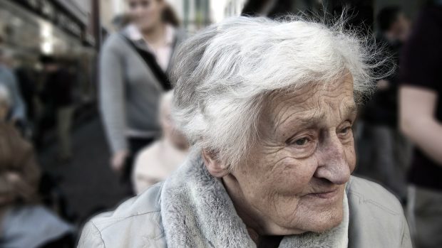 Seniorka, důchodce (ilustrační foto)