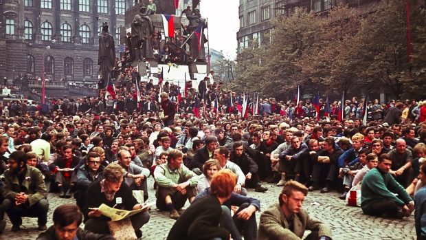 Na Václavském náměstí byla tichá demonstrace sedících Pražanů