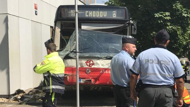 V pražských Strašnicích naboural autobus do budovy Českého statistického úřadu.