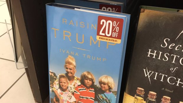 Kniha Ivany Trumpové v newyorském knihkupectví