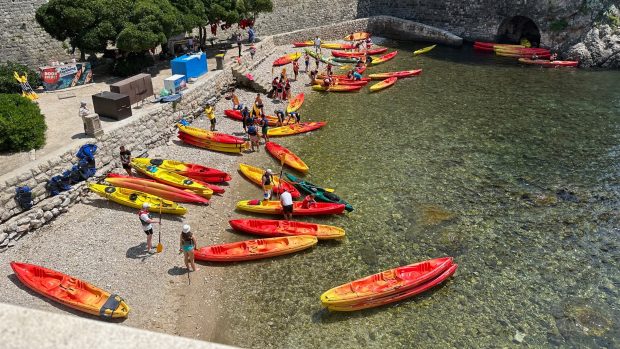 Dostala jsem stůl přímo u hradeb a koukala na barevné kajaky