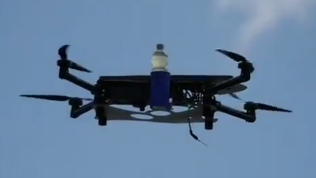 Dron donáší pití na pláži v Estonsku.