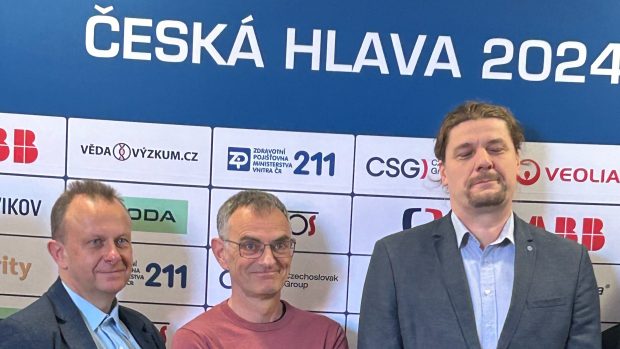 Držitel hlavní ceny Česká hlava Tomáš Jungwirth (uprostřed) s dalšími oceněnými Michalem Holčapkem (vlevo) a Liborem Trakalem (vpravo)