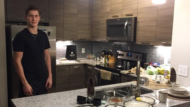 Vařit moc neumí, přesto je kuchyň pro Martina Nečase jednou z největších výhod apartmánu oproti hotelu