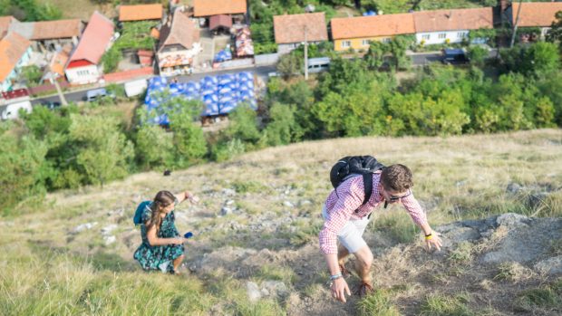 V rumunském Eibentálu v sobotu večer skončí kulturní festival Banát. Organizují ho Češi. A to v oblasti, kde už přes 200 let žije krajanská komunita. Celý festival není jen o koncertech nebo přednáškách. V rámci doprovodného programu můžou účastníci i sportovat. Třeba závodit ve výběhu na prudký kopec s názvem Kovárna.