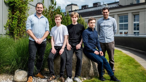 Tomáš Pluskal, vedoucí vědecké skupiny Biochemie rostlinných specializovaných metabolitů, ÚOCHB AV ČR, Roman Bushuiev, doktorand ve skupině Tomáše Pluskala, Anton Bushuiev, doktorand Český institut informatiky, robotiky a kybernetiky ČVUT, Raman Samusevich, doktorand ve skupině Tomáše Pluskala, a Josef Šivic, Český institut informatiky, robotiky a kybernetiky ČVUT