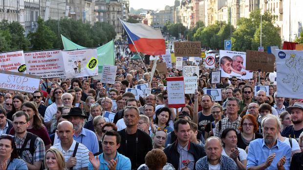 V Praze protestují lidé proti ministrovi financí Andreji Babišovi (ANO) a prezidentu Miloši Zemanovi.