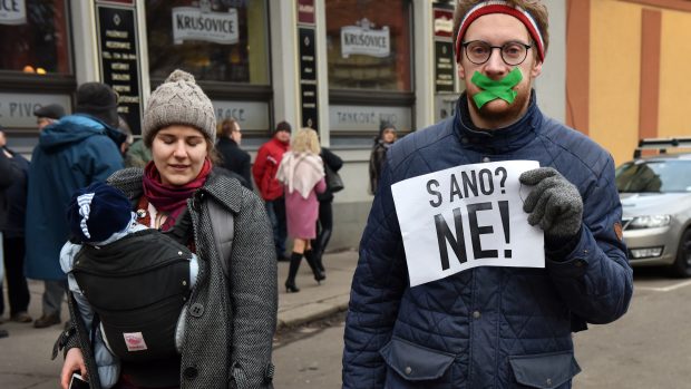 Protestující se zalepenými ústy a transparenty se ráno sešli před kulturním domem Střelnice, kde se koná mimořádný sjezd ČSSD. Protestovali proti Andreji Babišovi a prezidentu Zemanovi.