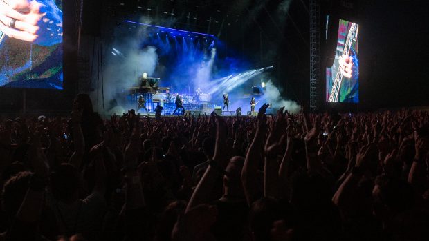 Někteří fanoušci čekali na kapelu před podiem i devět hodin