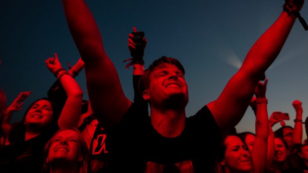 Někteří fanoušci čekali pod pódiem celý den. Při vystoupení tak na nich byla vidět euforie