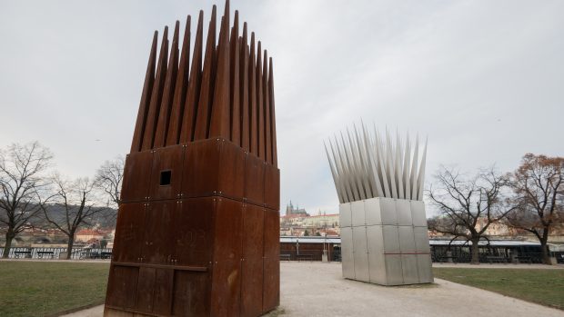 Památník Jana Palacha - sousoší Dům syna a Dům matky