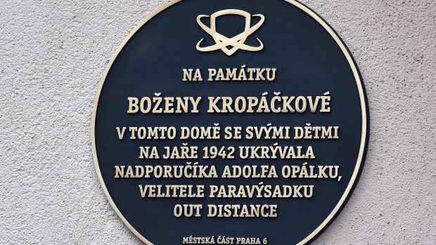 Odhalení pamětní desky věnované památce Boženy Kropáčkové, která za druhé světové války ukrývala velitele paravýsadku Adolfa Opálku.