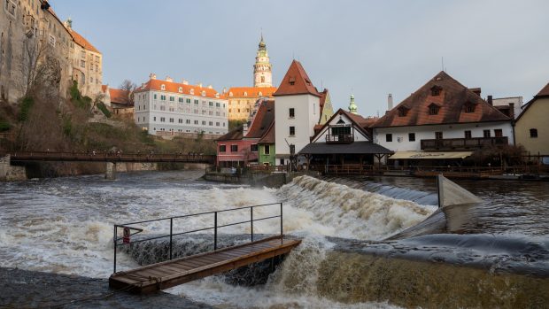 Hladina Vltavy v Českém Krumlově