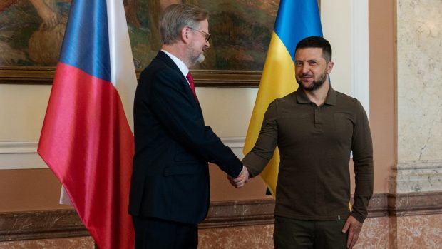 Petr Fiala a Volodymyr Zelenskyj ve Strakově akademii, sídle vlády