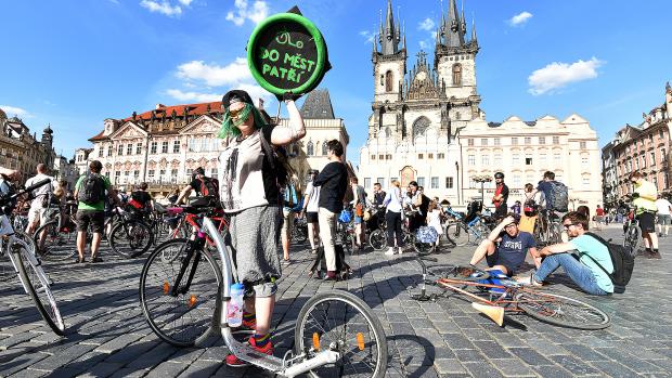 Průvod vypuštěných duší. Akci pořádal Auto*Mat proti omezování jízdy na kole v centru Prahy.