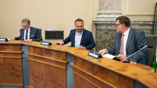 Premiér Petr Fiala (ODS), ministr práce a sociálních věcí Marian Jurečka (KDU-ČSL)a ministr financí Zbyněk Stanjura (ODS)