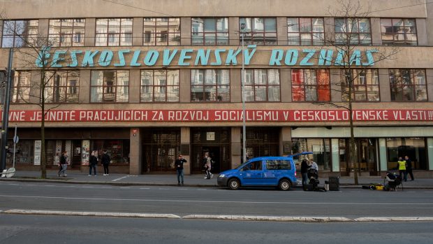 Před budovou Českého rozhlasu probíhalo natáčení historického snímku Vlny. Film režiséra Jiřího Mádla vypráví o událostech Pražského jara. S tím souvisel i staronový nápis na budově.