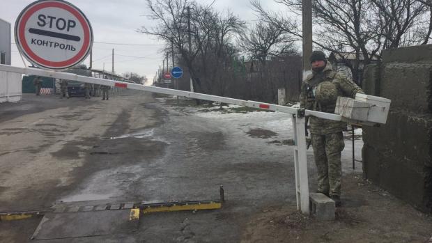 Linie dotyku, nebo také frontová linie. Tak se říká na Ukrajině pomyslné čáře, na které se na východě země zastavily boje mezi separatisty v oblasti Donbasu a ukrajinskými bezpečnostními jednotkami.