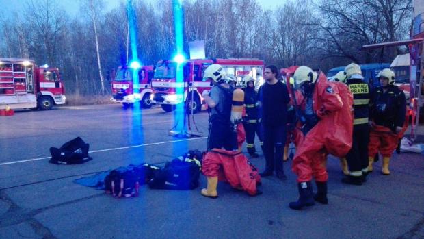 V pražských Běchovicích unikla neznámá chemikálie. Nejméně jeden člověk je zraněný