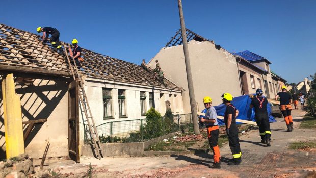 Hrušky, neděle ráno. Úklidové práce pokračují