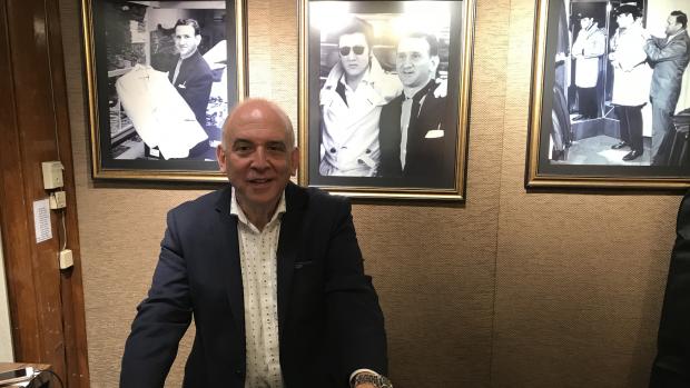 Hal Lansky Presleyho odkaz dodnes udržuje a rozhodně na tom sám netratí. Říká, že Elvisem proslavené oblečení si k němu jezdí kupovat lidé i ze zemí, které ani nezná.