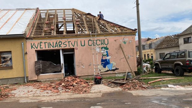 V Moravské Nové Vsi je ke stržení podle starosty 20 domu, bez střech nižší stovky. Tornádo šlo pruhem 800 m od obce Hrušky. Chybí kontejnery, plachty na zakrytí střech, elektrocentrály