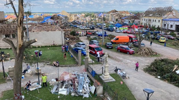 Moravská Nová Ves. Dobrovolníci z okolí, Brna, ze Žiliny a z Prešova uklízejí nejvíce zničený kostel v oblasti