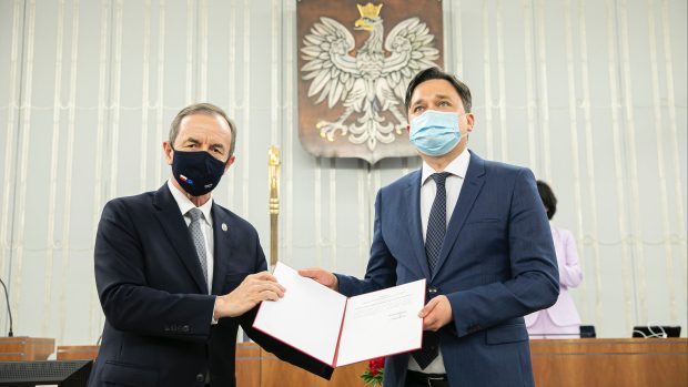 Nový polský ombudsman Marcin Wiącek (vpravo) spolu s předsedou Senátu Tomaszem Grodzkim (vlevo)