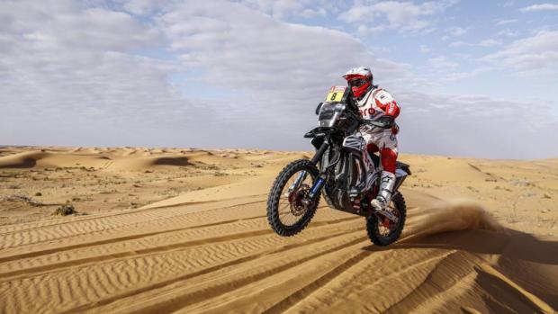 Motocyklový jezdec Paulo Goncalves v průběhu 6. etapy Rallye Dakar 2020