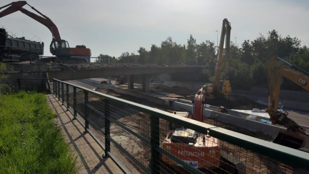 Úklid po demolici mostu zablokoval úsek dálnice D11 před Prahou i v pondělí