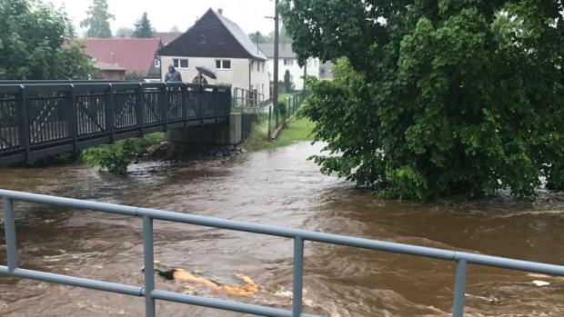 Hasiči na místě rozvážejí pytle s pískem a provádějí protipovodňová opatření.