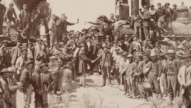 Památná fotografie z roku 1869, na níž nejsou čínští dělníci