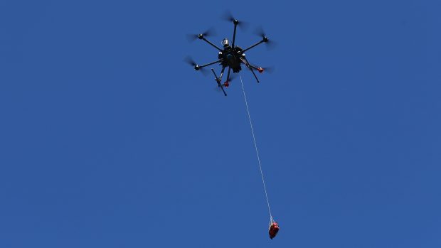 Zdravotnický dron doručil ve Švédsku defibrilátor k muži se zástavou srdce