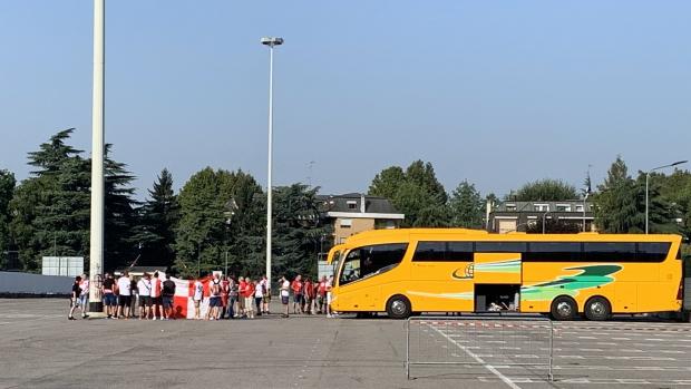 Fanoušci vystupující z autobusu před zápasem v San Siru.