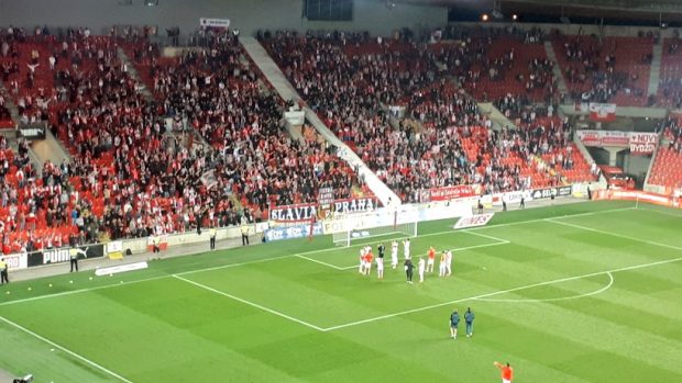 Fanoušci Slavie na tribuně po zápase s Teplicemi